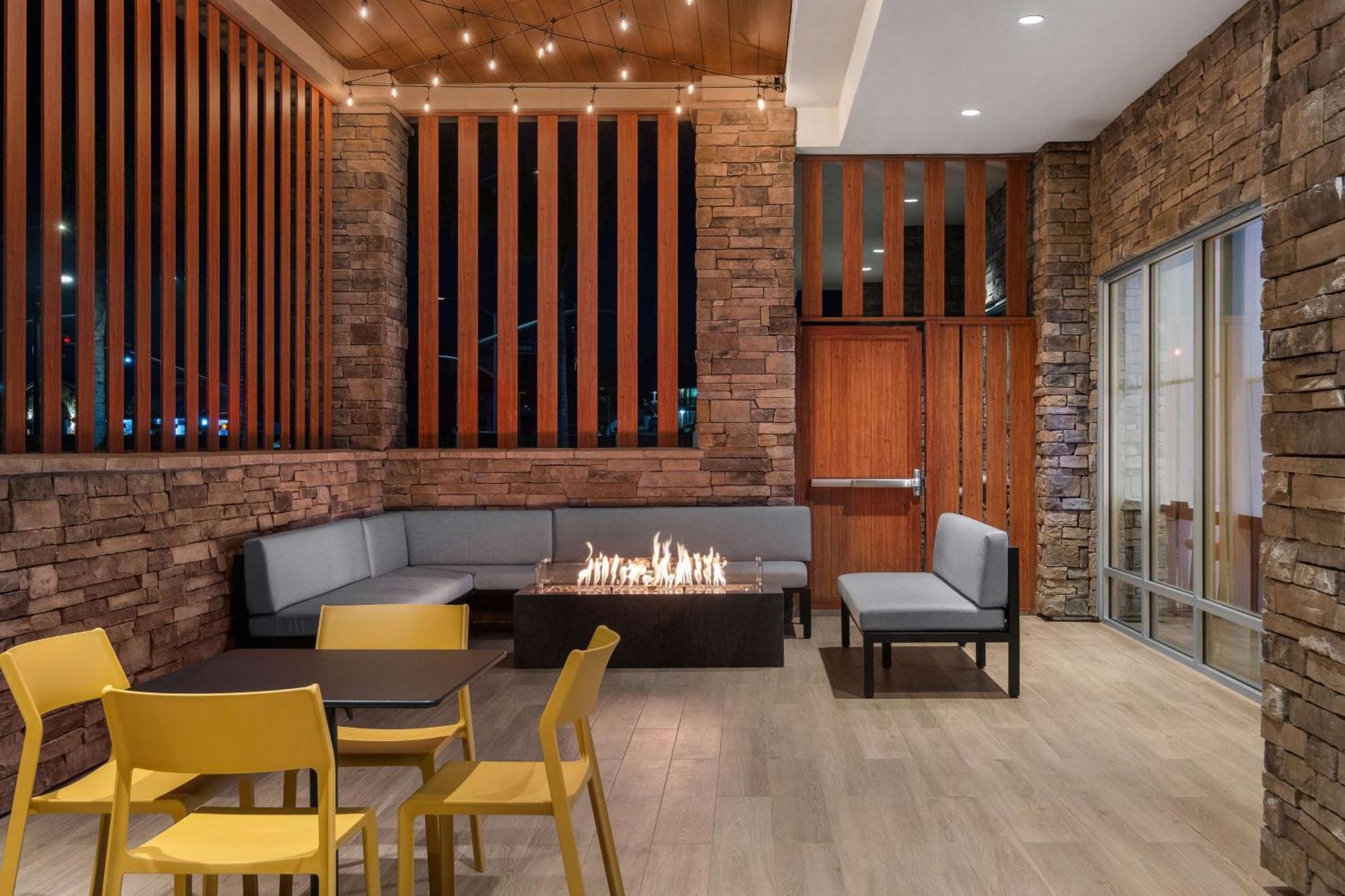 Home2 Suites By Hilton Юрика Екстериор снимка